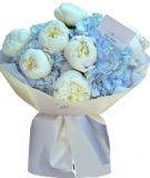 Гортензія та білі півонії