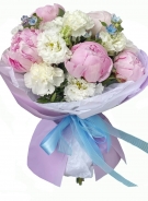 Півонії на тлі білого