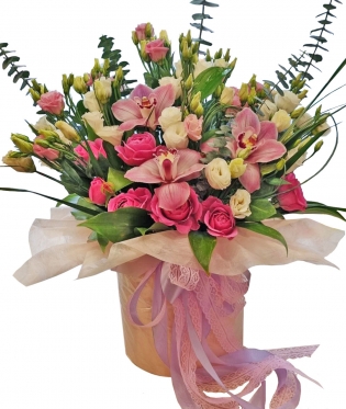 Композиция из роз, орхидей, эустом