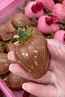 Strawberries glazed with chocolate, 12 pieces image 1